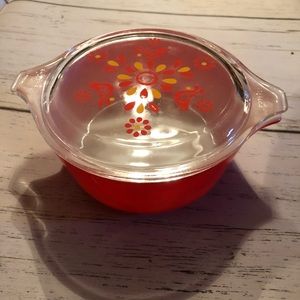 Pyrex 472 1 1/2 PT. Friendship Pattern with lid